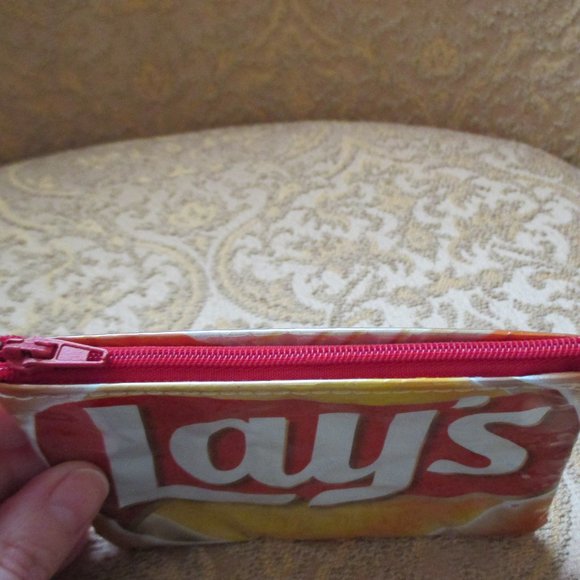 lays - upcycled old fashioned bar.b.q chip bag - zippered wallet - Picture 4 of 5